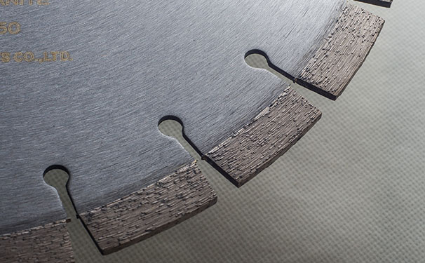 如何來區(qū)分花崗巖鋸片和大理石鋸片 如何來區(qū)分花崗巖鋸片和大理石鋸片