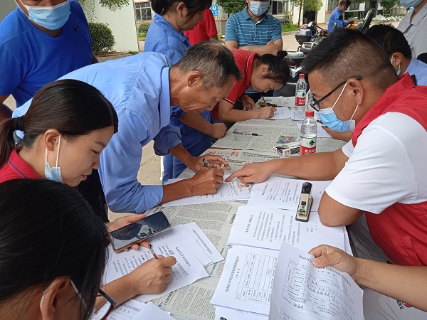 交警中隊聯(lián)合昌利公司為員工進(jìn)行電動車掛牌服務(wù) 交警中隊聯(lián)合昌利公司為員工進(jìn)行電動車掛牌服務(wù)