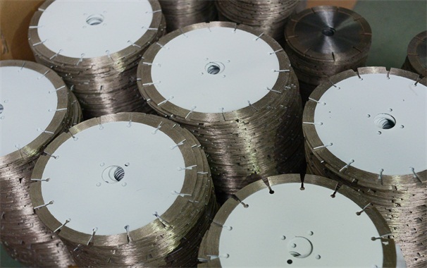 針對板材質(zhì)量的提高，石材切割鋸片鋸機可以做好哪些工作呢？